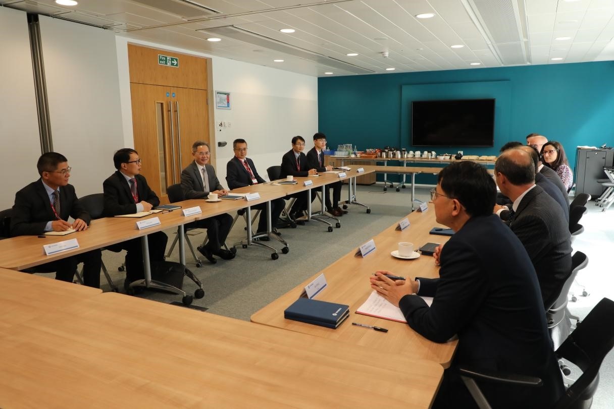 圖為中國駐英國大使鄭澤光與項目運營團隊及企業(yè)合作機構負責人座談現(xiàn)場。中國駐英國使館供圖