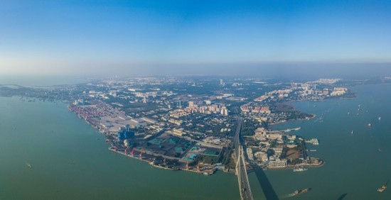 海南自貿(mào)港重點(diǎn)園區(qū)——洋浦經(jīng)濟(jì)開(kāi)發(fā)區(qū)（2023年12月31日攝，無(wú)人機(jī)全景照片）。新華社記者 蒲曉旭 攝
