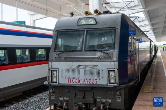 8月5日，由老撾籍火車司機(jī)獨(dú)立駕駛的滿載貨物的列車駛出中老鐵路萬象站。新華社發(fā)（凱喬 攝）