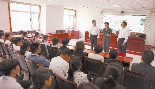 圖③：干警以表演節(jié)目的形式宣傳保護(hù)生態(tài)環(huán)境的法律法規(guī)。