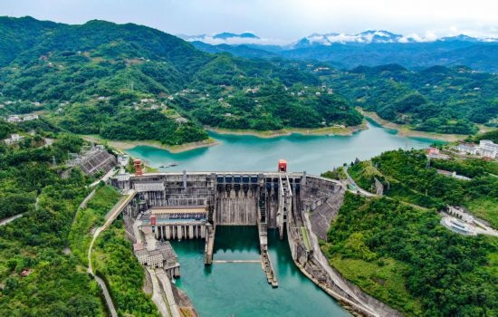這是陜西安康水電站大壩（2024年6月21日攝，無(wú)人機(jī)照片）。新華社記者 蔡湘鑫 攝