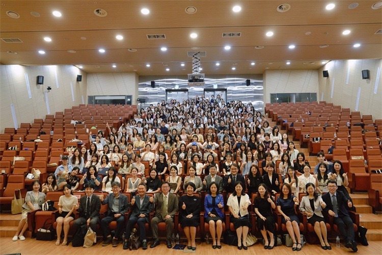 8月5日，第十一屆在韓國際中文教育志愿者崗中培訓舉行開班儀式。圖為活動現(xiàn)場合影。 教育部中外語言交流合作中心供圖
