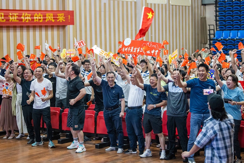 北京時間7月27日，2024年巴黎奧運會首個比賽日，在射擊10米氣步槍混合團體比賽中，中國選手黃雨婷/盛李豪獲得金牌。圖為黃雨婷的母校師生們通過收看奧運直播的方式為她加油助威。