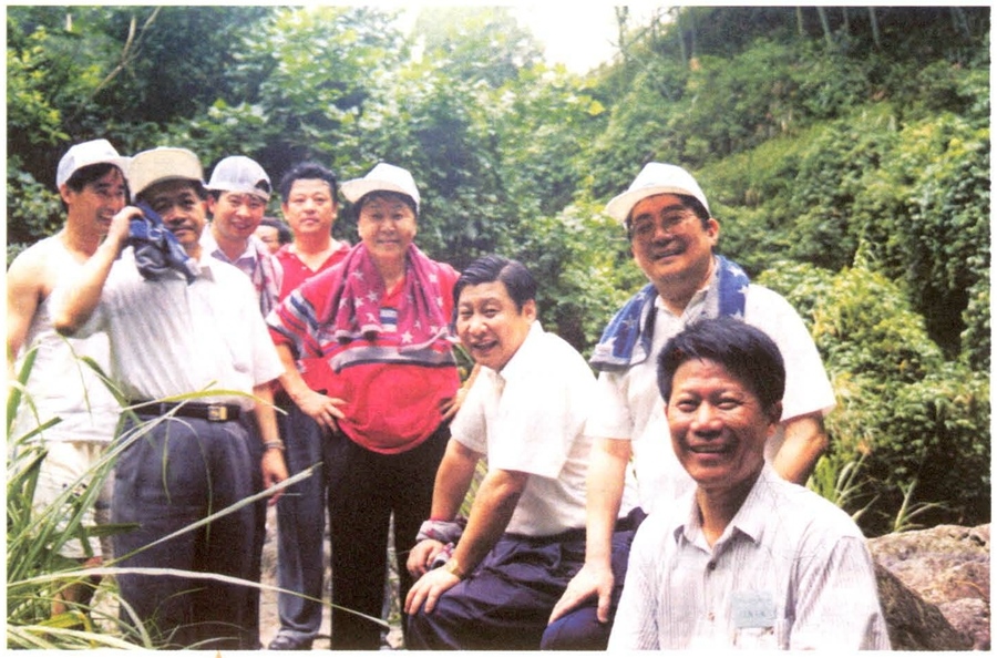 1999年6月，習近平在福州森林公園參加紀念毛主席“發(fā)展體育運動，增強人民體質”題詞47周年登山健身活動。（資料照片，來源：《習近平在福建》（下））