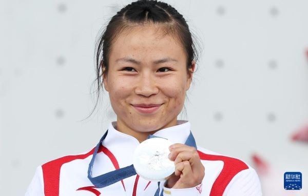 北京時間8月7日，在巴黎奧運會攀巖女子速度賽比賽中，中國選手鄧麗娟獲得銀牌。圖為亞軍中國選手鄧麗娟在頒獎儀式上。新華社記者 高靜 攝