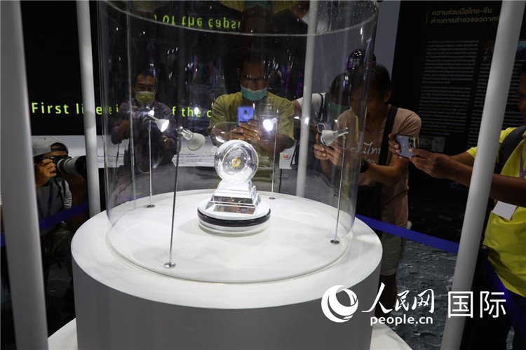 “嫦娥五號”探測器從月球帶回的月球樣品在泰國展出。人民網(wǎng)記者簡承淵攝