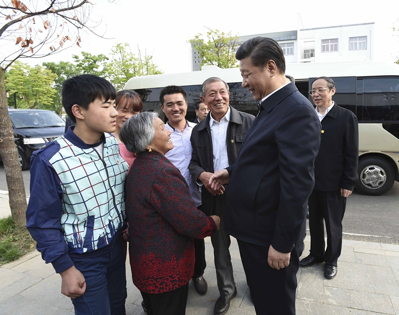 2016年4月25日，習(xí)近平在安徽省滁州市鳳陽縣小崗村看望當(dāng)年大包干帶頭人嚴(yán)金昌（右三）一家。