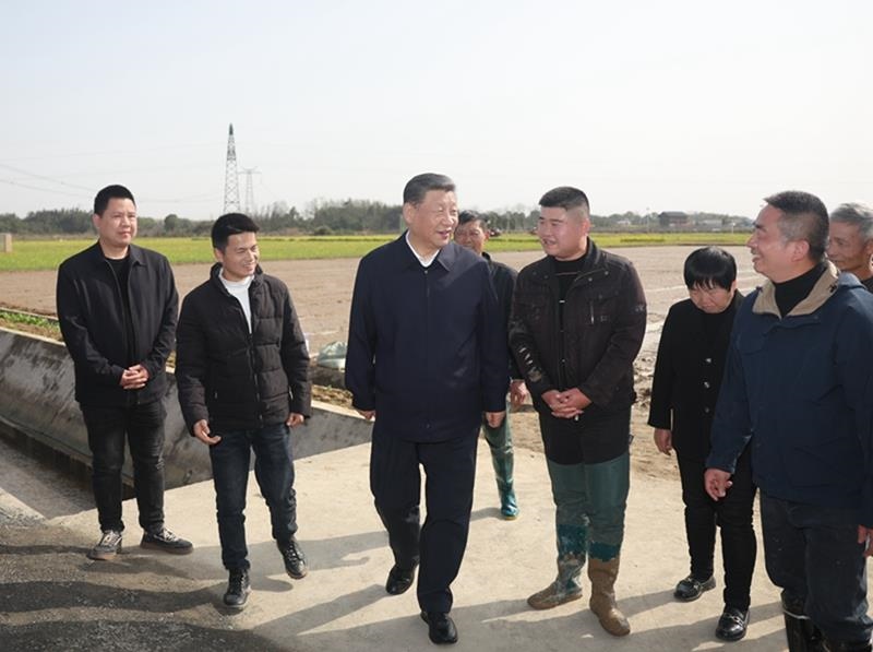 2024年3月19日，習(xí)近平總書記在湖南常德市鼎城區(qū)謝家鋪鎮(zhèn)港中坪村，同種糧大戶、農(nóng)技人員、基層干部親切交流。