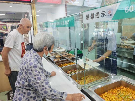 老年人在清水灣社區(qū)食堂就餐。新華社記者 鄒欣媛 攝