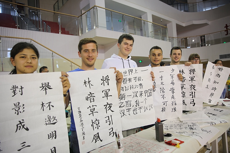 2017年6月5日，來自青島大學(xué)和中國石油大學(xué)（華東）的外國留學(xué)生在展示現(xiàn)場完成的書法作品。