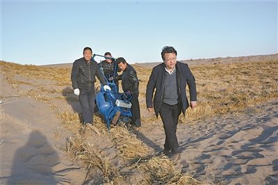 徐先英（右一）帶隊(duì)在沙漠腹地試驗(yàn)新型手扶式小沙障機(jī)。受訪者供圖