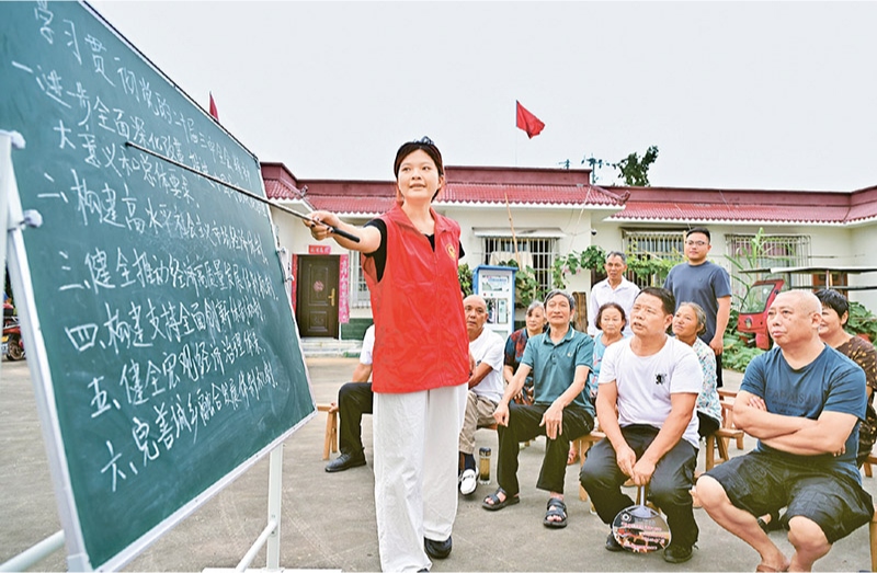 學(xué)習(xí)好貫徹好黨的二十屆三中全會(huì)精神，是當(dāng)前和今后一個(gè)時(shí)期全黨全國(guó)的一項(xiàng)重大政治任務(wù)。圖為2024年7月27日，四川省眉山市仁壽縣“小黑板”宣講小分隊(duì)，向基層黨員干部群眾宣講黨的二十屆三中全會(huì)精神。 人民圖片 潘帥/攝