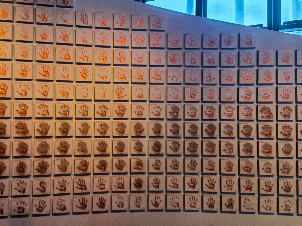 圖為侵華日軍南京大屠殺遇難同胞紀(jì)念館“三個(gè)必勝”展廳排列的648個(gè)鮮紅的手印（局部）。新華社記者 邱冰清 攝