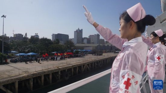 當?shù)貢r間8月16日上午10時許，執(zhí)行“和諧使命-2024”任務(wù)的中國海軍“和平方舟”號醫(yī)院船圓滿結(jié)束對莫桑比克的訪問，駛離馬普托港，前往本次任務(wù)第五站南非。新華社發(fā)（曹春耀 攝）