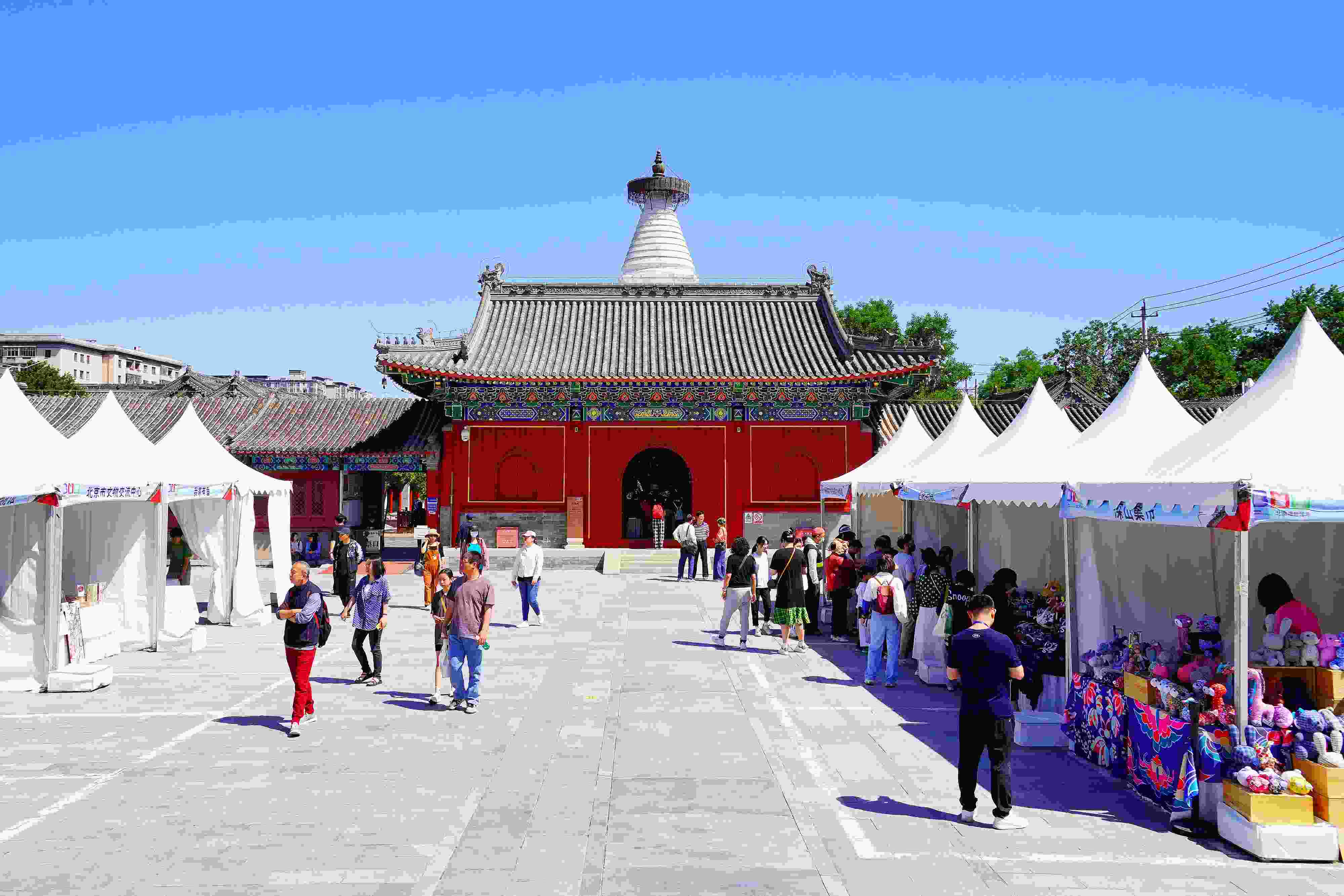 2024年5月，“北京白塔文化市集”在已有700余年歷史的妙應(yīng)寺白塔下舉行。