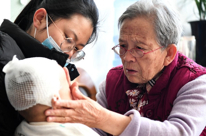 2022年11月16日，在陜西省榆林市佳縣，路生梅（右）在家中為患兒義診。 新華社發(fā)（鄒競一 攝）