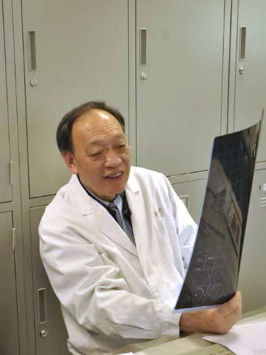 復旦大學附屬華山醫(yī)院感染科終身教授翁心華在工作（資料照片）。 新華社發(fā)