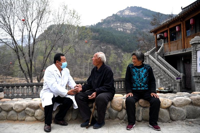 2020年4月15日，在河北阜平縣龍泉關鎮(zhèn)駱駝灣村，村醫(yī)霍建國為村民把脈。