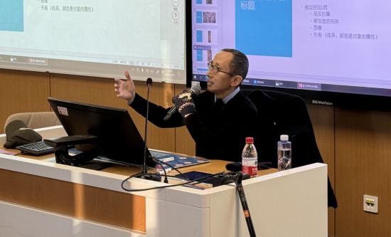 從去年秋天起，還在治療中的朱銳就堅(jiān)持給本科生開課。（受訪者供圖）