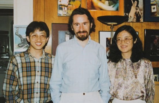1992年，朱銳（左）赴美國(guó)杜蘭大學(xué)攻讀心靈哲學(xué)與認(rèn)知科學(xué)，師從心靈哲學(xué)和認(rèn)知科學(xué)家Radu Bogdan（中），右為朱銳師姐、北師大教授田平。