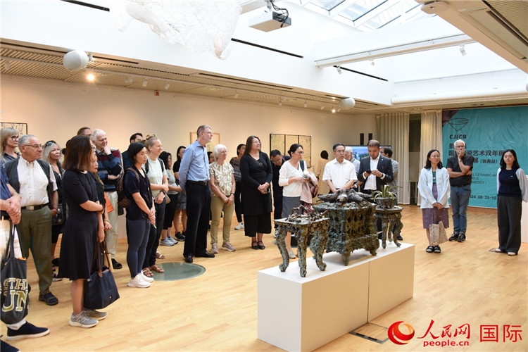 來賓參觀展覽作品。人民網(wǎng)記者 殷淼攝
