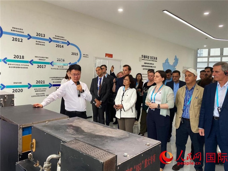 于民向駐華外交官和國(guó)際組織駐華代表介紹企業(yè)發(fā)展情況。人民網(wǎng) 宋歌攝