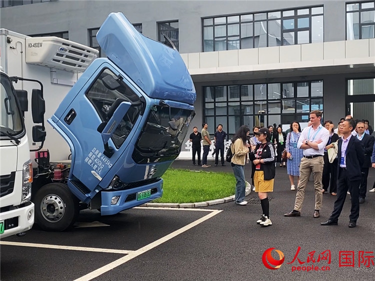 于民向駐華外交官和國(guó)際組織駐華代表介紹燃料電池車型。人民網(wǎng)記者 于洋攝