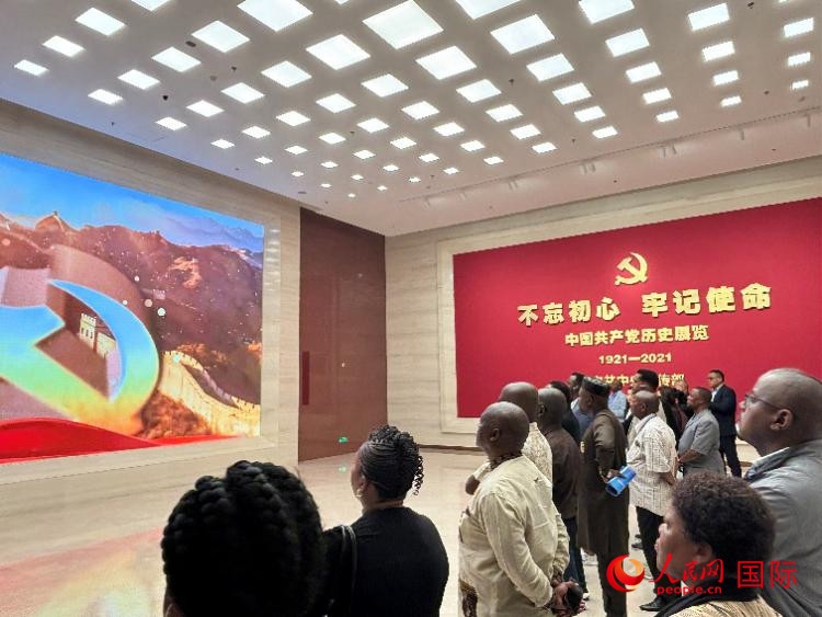 代表團(tuán)參觀“不忘初心 牢記使命”中國共產(chǎn)黨歷史展覽。人民網(wǎng) 曹欣悅攝