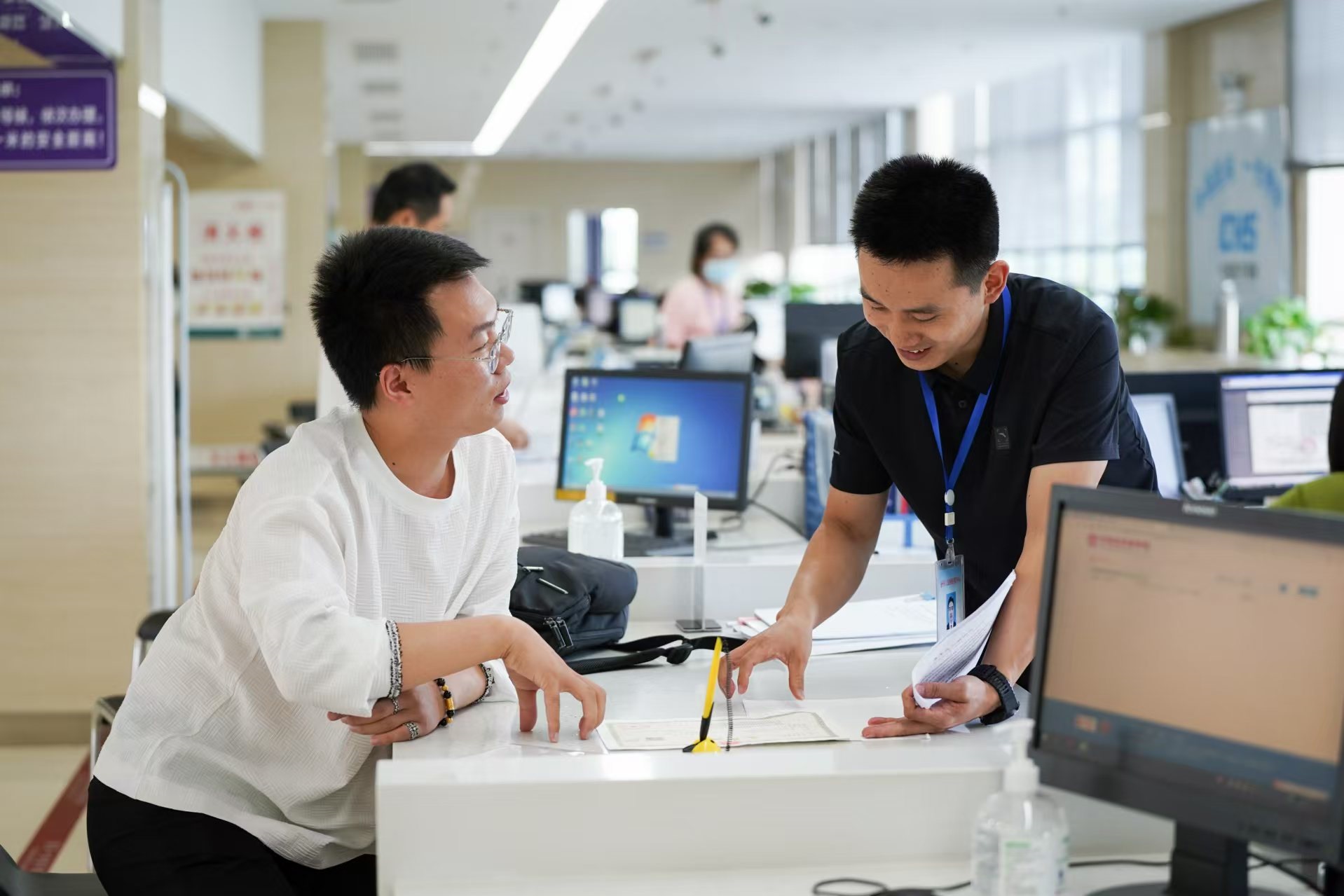 安徽省池州市市民在市政務服務大廳辦理業(yè)務。人民網記者 王銳攝