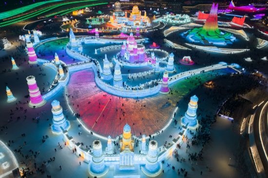 2024年1月1日，來自世界各地的游客在哈爾濱冰雪大世界園區(qū)內(nèi)游玩（無人機(jī)照片）。