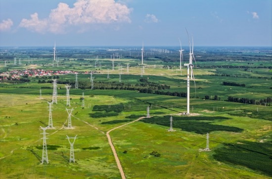這是2024年7月19日拍攝的內(nèi)蒙古通遼238萬千瓦風(fēng)電項(xiàng)目（無人機(jī)照片）。此項(xiàng)目每年可將75億千瓦時(shí)清潔電能經(jīng)扎魯特—青州±800（千伏）直流特高壓外送通道送至山東地區(qū)消納，相當(dāng)于滿足受端地區(qū)超過300萬戶居民家庭用電需求，節(jié)約標(biāo)煤261萬噸，減少二氧化碳排放634萬噸。