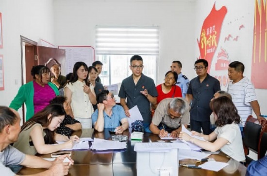 圖為2024年8月6日，重慶市奉節(jié)縣人民法院興隆人民法庭庭長費(fèi)明軍（中）在做調(diào)解工作。蹇懿 攝