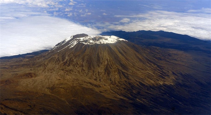 2012年8月3日，常被云霧環(huán)繞的乞力馬扎羅山云開霧散，雄姿一覽無余。新華社記者丁海濤攝
