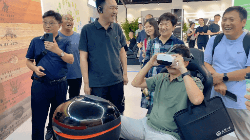 研學(xué)團(tuán)成員正在用VR眼鏡體驗(yàn)。人民網(wǎng) 王戰(zhàn)雄攝