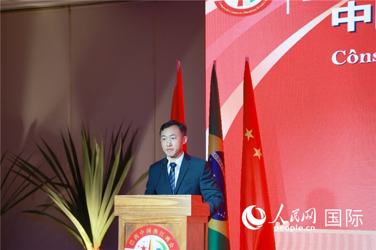 中國駐里約熱內(nèi)盧代總領(lǐng)事王海濤在典禮中致辭。人民網(wǎng)記者 陳海琪攝