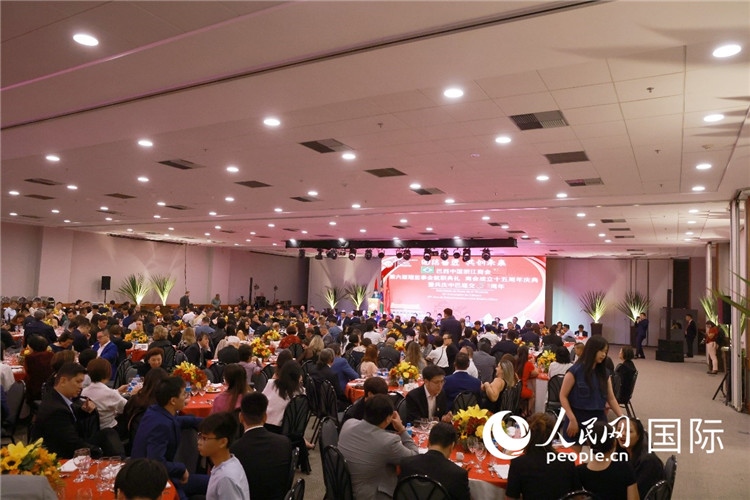 當(dāng)?shù)貢r間8月24日晚，巴西中國浙江商會第六屆理監(jiān)事會就職典禮在里約熱內(nèi)盧舉行。圖為就職典禮現(xiàn)場。人民網(wǎng)記者 陳海琪攝