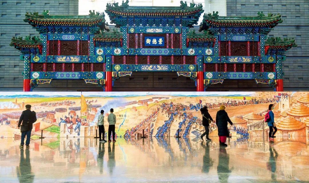 △2022年1月，觀眾在首都博物館參觀“穿越時空的大運(yùn)河”數(shù)字影像展。