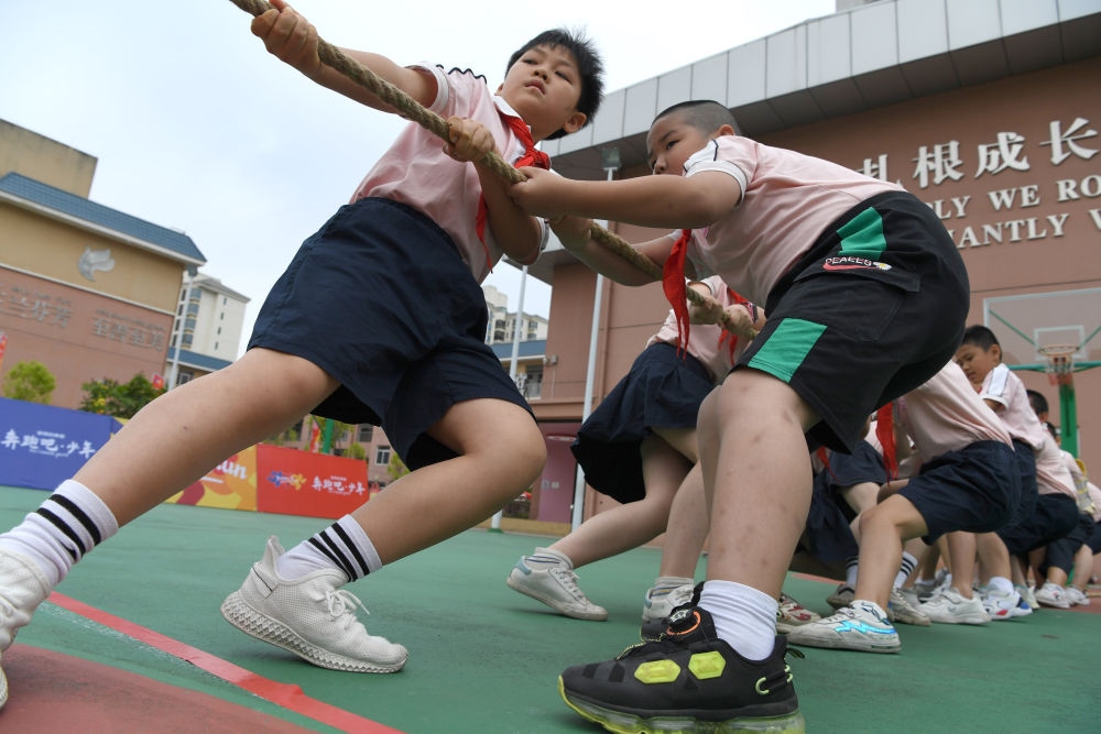 廣西南寧市玉蘭路小學(xué)的孩子們?cè)谶M(jìn)行拔河比賽（2021年5月31日攝）。新華社記者 周華 攝
