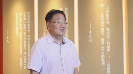圖為中國社會科學(xué)學(xué)院近代史研究所研究員張俊義接受媒體采訪。
