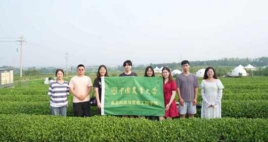 在山東日照，中國農(nóng)業(yè)大學(xué)食品學(xué)院實踐團就農(nóng)業(yè)生產(chǎn)智能化設(shè)備、肥料選用等問題開展實地調(diào)研，并面向300余名村民陸續(xù)開展4次科普宣講。校方供圖