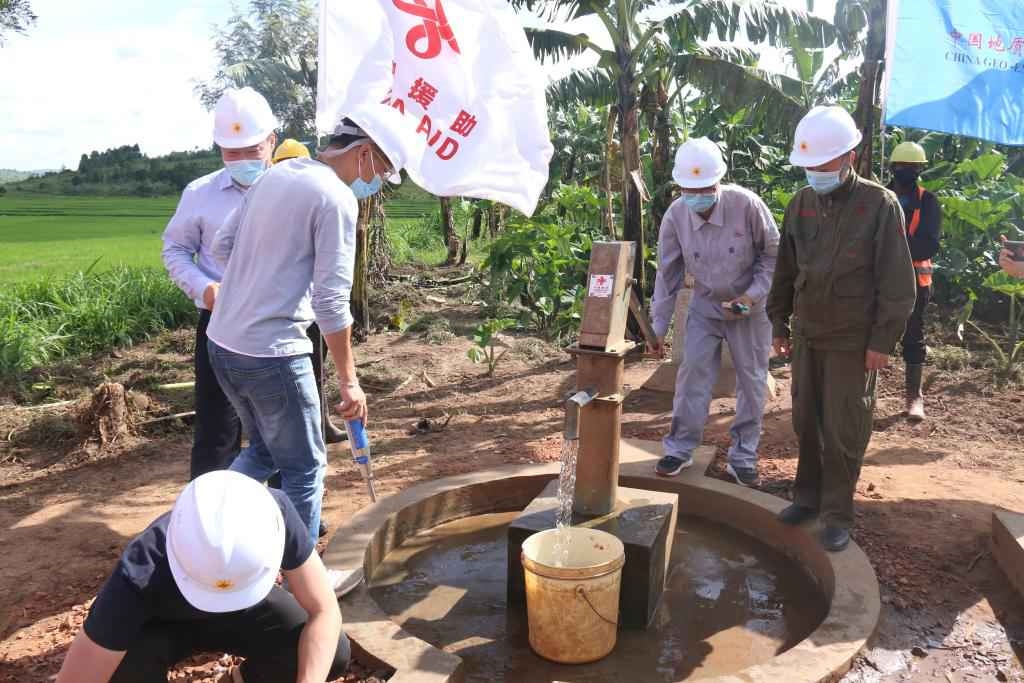 2022年4月11日，在盧旺達(dá)東方省加齊博區(qū)穆拉姆比，工作人員檢查一口中國援建的水井。新華社發(fā)
