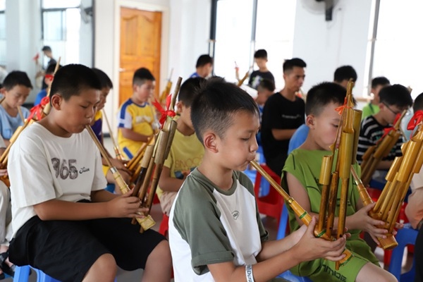 孩子們在學吹蘆笙。融水縣文化館供圖