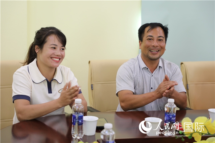 越南沙巴市黃連寄宿制民族小學(xué)老師阮氏秋姮、阮文享。人民網(wǎng)記者簡(jiǎn)承淵攝