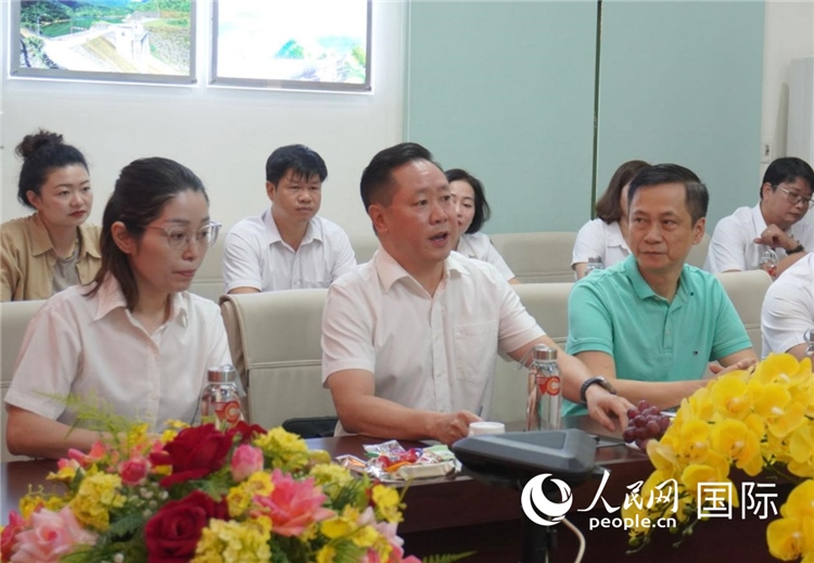 越中電力公司董事長(zhǎng)李志雄（前排左二）介紹越南電力情況。葛沙莎攝