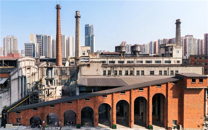 在原成都國營紅光電子管廠舊址上改建而成的東郊記憶園區(qū)南大門。大門既保留了老工業(yè)區(qū)的風(fēng)貌，又融入了現(xiàn)代審美和創(chuàng)意，成為了園區(qū)一大亮點(diǎn)。資料圖片