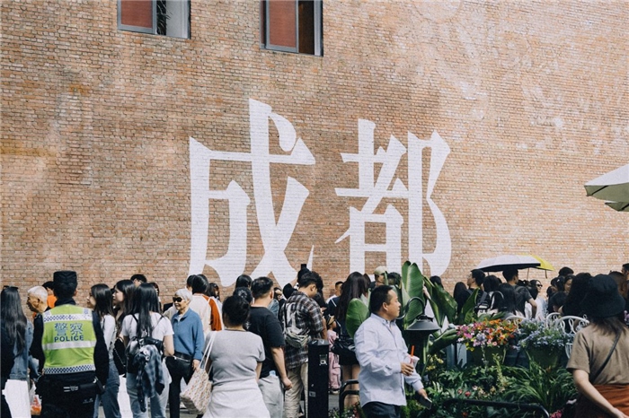 東郊記憶園區(qū)“成都墻”以巨大的“成都”字樣和獨(dú)特的藝術(shù)設(shè)計(jì)成為園區(qū)的網(wǎng)紅打卡地，吸引了眾多游客和市民前來參觀。資料圖片