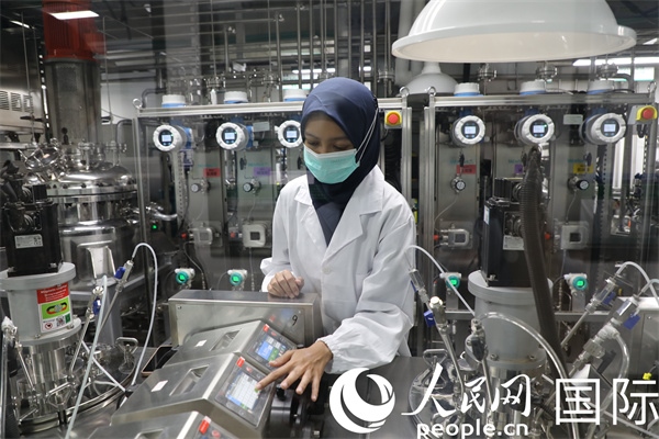 中國—印尼新能源材料與冶金工程技術(shù)聯(lián)合研究實(shí)驗(yàn)室內(nèi)，研究人員正在工作。人民網(wǎng)記者曹師韻攝