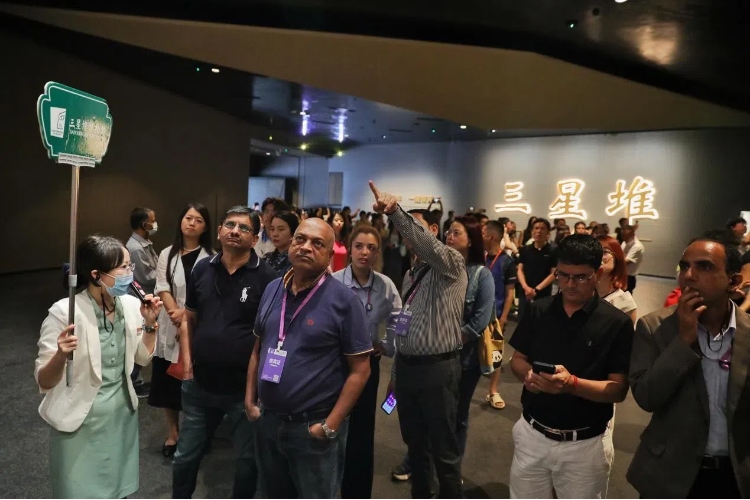 8月31日，亞洲媒體考察團(tuán)參訪三星堆博物館?！吨袊?jīng)濟(jì)周刊》記者肖翊攝