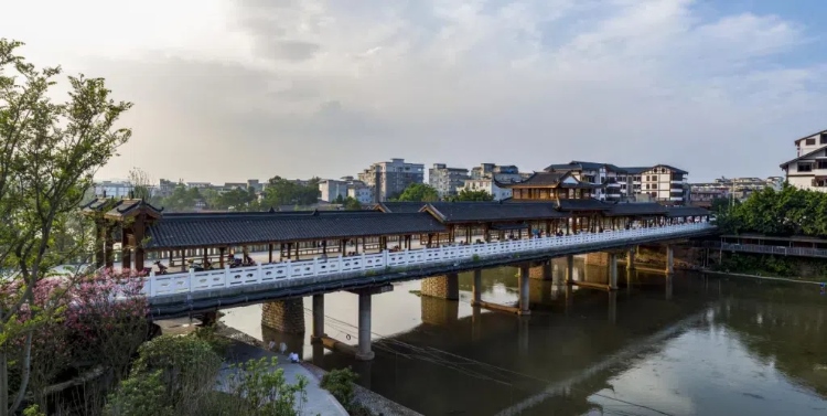 樂山蘇稽古鎮(zhèn)廊橋。樂山市委宣傳部供圖
