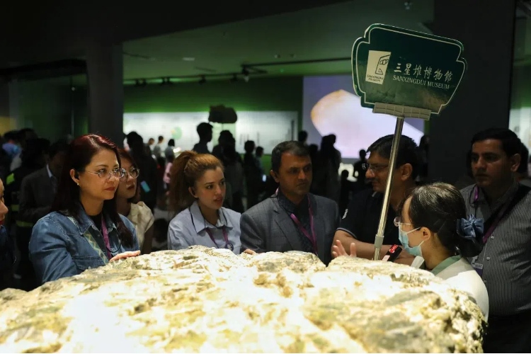 8月31日，亞洲媒體考察團(tuán)參訪三星堆博物館。左一為馬來西亞《星報(bào)》首席商務(wù)官莉迪婭·王?！吨袊?jīng)濟(jì)周刊》記者肖翊攝